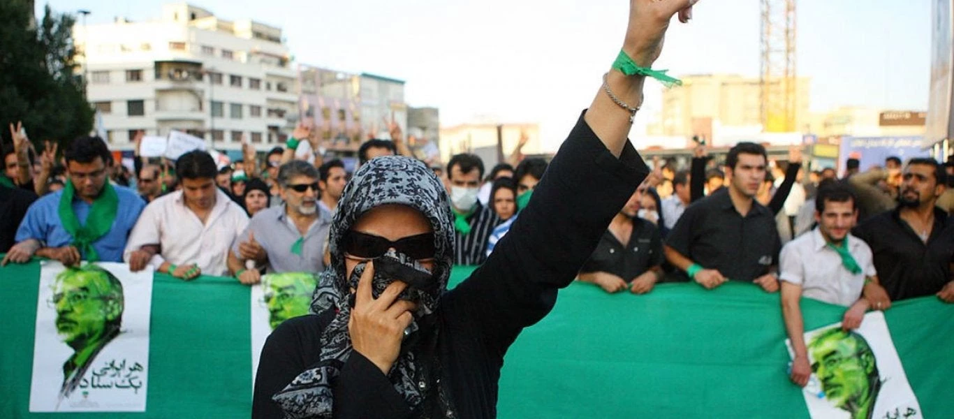 Νύχτα «κόλασης» έρχεται στο Ιράν: Διαδηλωτές κατάφεραν να απωθήσουν τις δυνάμεις των «Φρουρών της Επανάστασης»